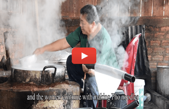 ເບິ່ງແມ່ຍິງບ້ານນາອູ່ ກັບການຜະລິດເສັ້ນເຟີໃນຊ່ວງການສະຫຼອງບຸນພະເວດ