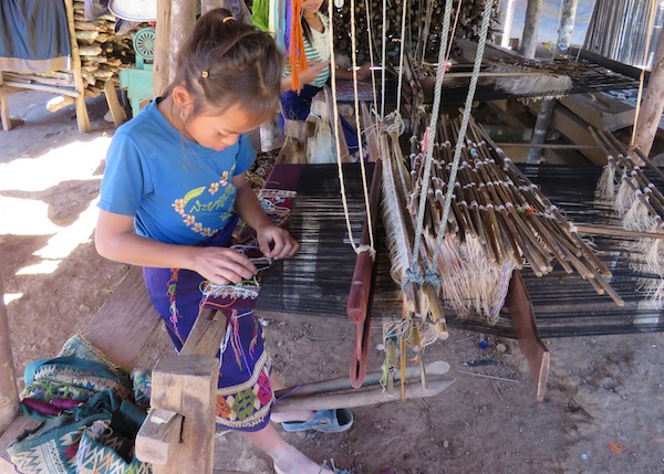 Weaving Income ລາຍໄດ້ເພີ້ມຈາກການຕໍ່າສິ້ນ Weaving an Income – Lao Women