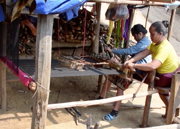 Weaving Income ລາຍໄດ້ເພີ້ມຈາກການຕໍ່າສິ້ນ Weaving an Income – Lao Women